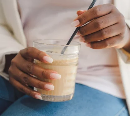 woman holding herbalife multifibre drink